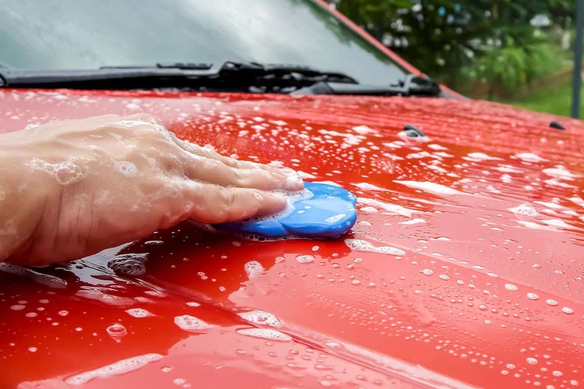 Using clay bar to cleaning the car surface