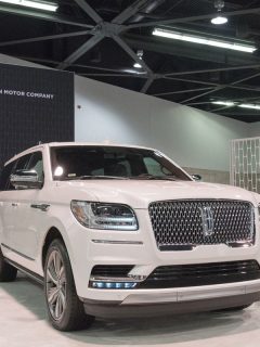 White Lincoln Navigator of the lincoln motor company auto show, Does The Lincoln Navigator Drive Itself? [Here's How This Works]