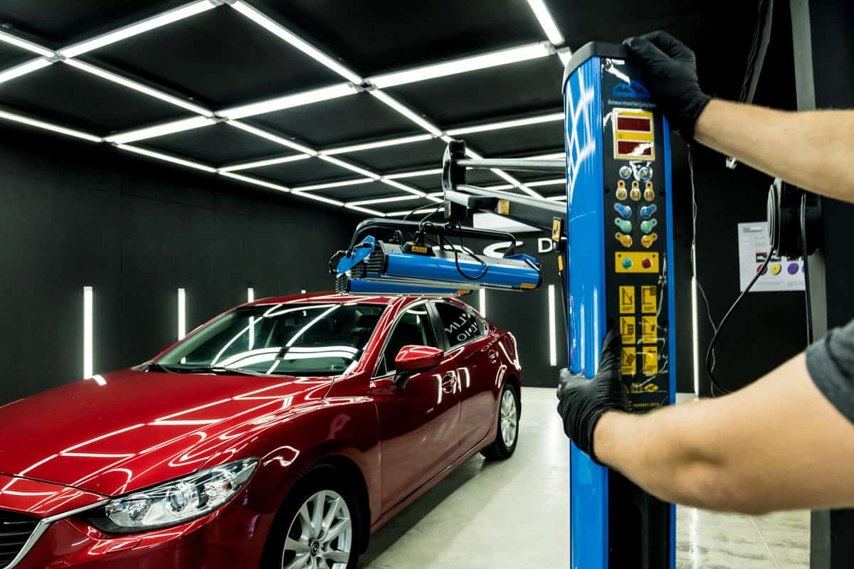 Infrared lamps for drying of car body parts after applying save gloss coating — Photo