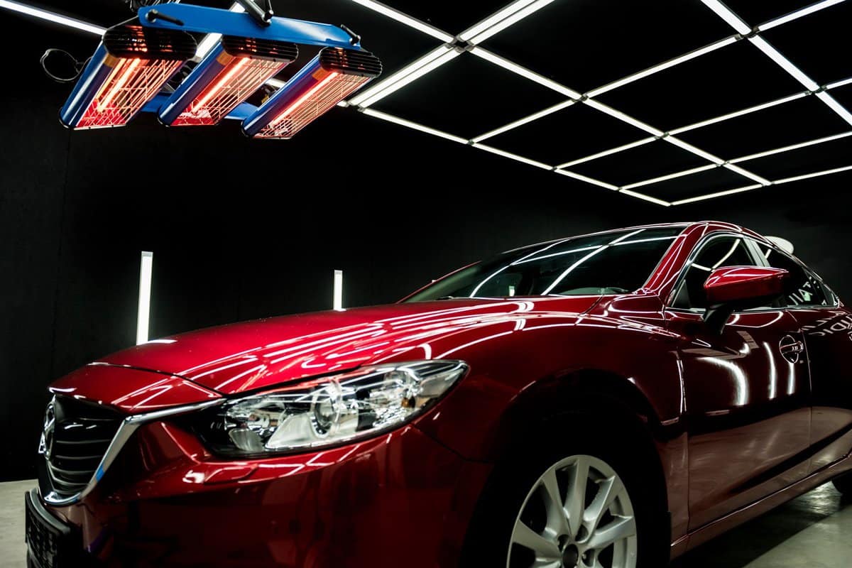 Infrared lamps for drying of car body parts after applying save gloss coating — Stock Editorial Photography