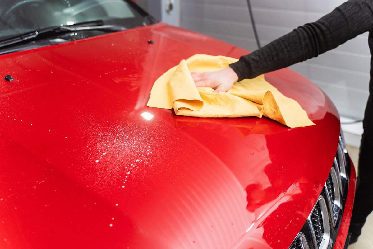 Liquid wax spray for car body protection. Protection of paintwork.