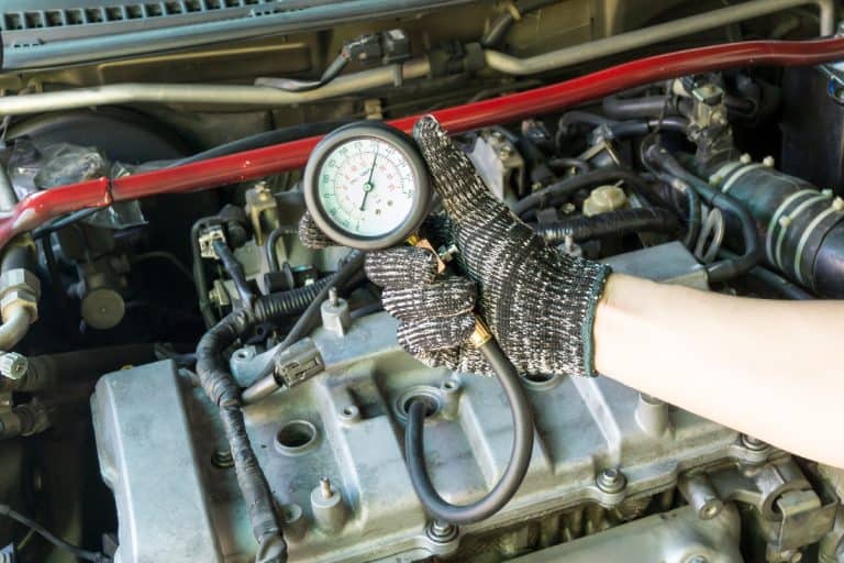 Auto mechanic use compression meter to measure car cylinder compression, Engine Vacuum Gauge Bouncing At Idle - Why And What To Do?