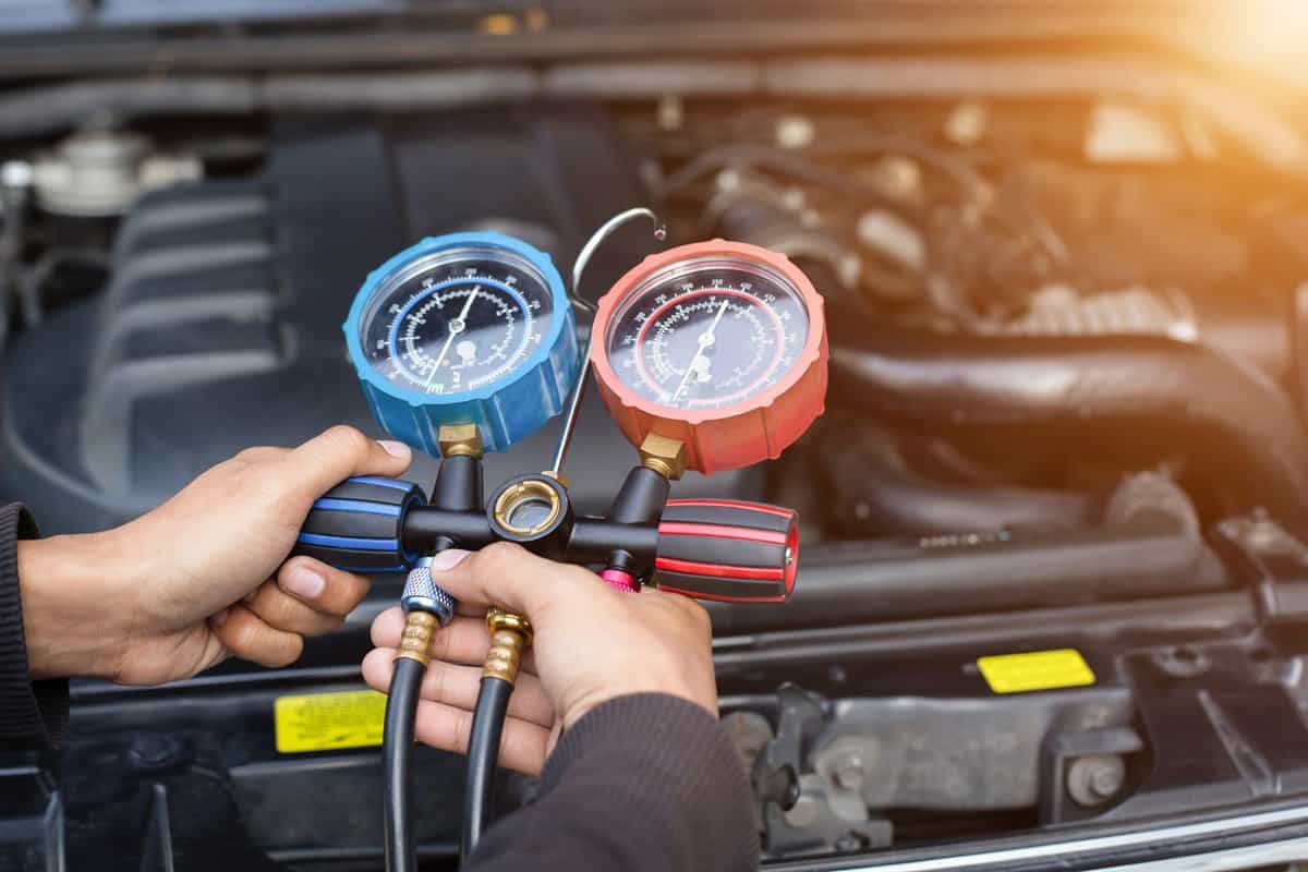 Car air conditioner check service, leak detection, fill refrigerant.Device and meter liquid cooling in the car by specialist technicians