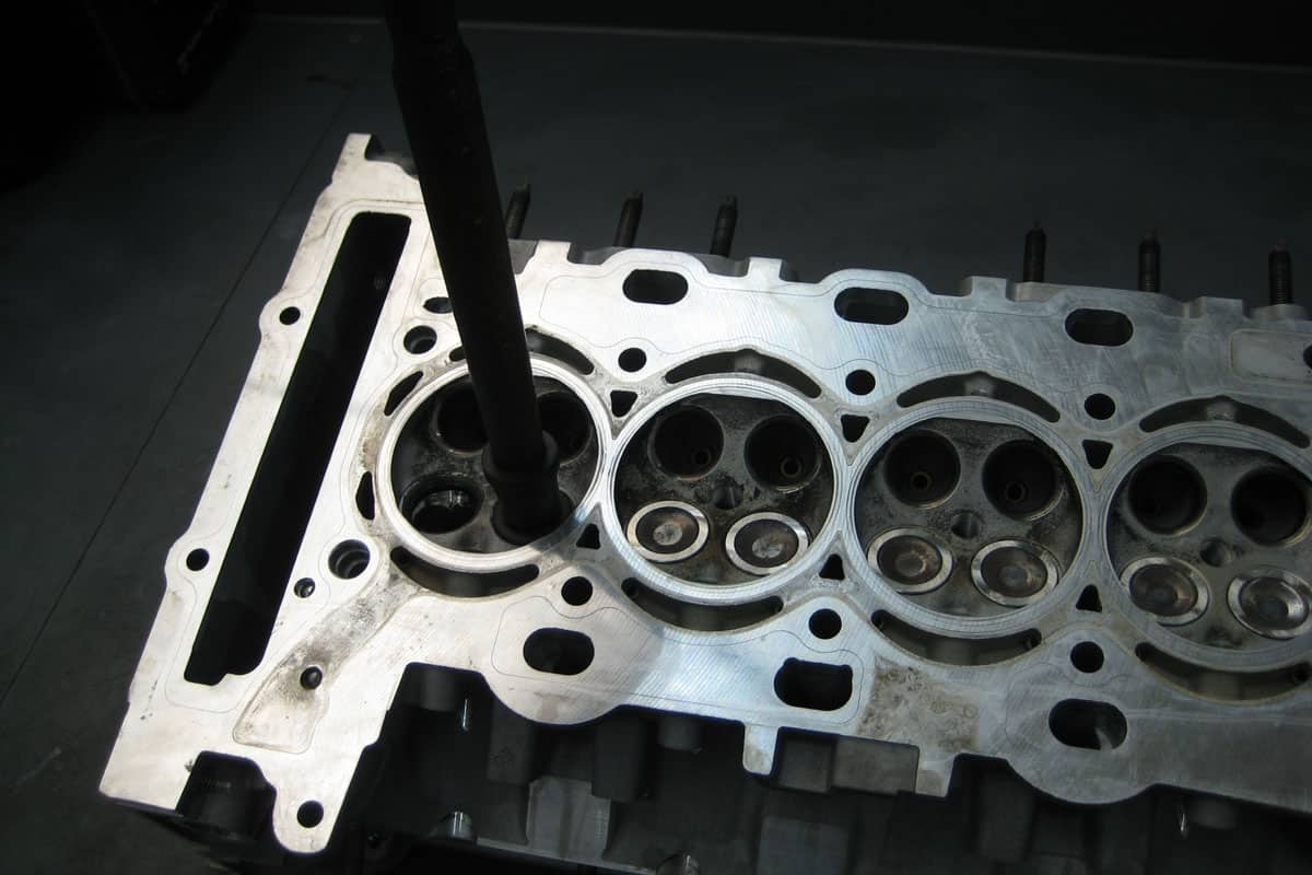 Car engine cylinder head overhaul