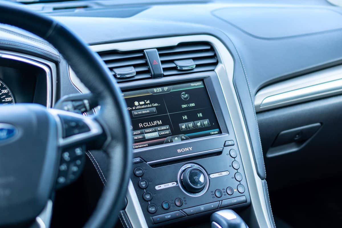 Inside Ford Mondeo Vignale Edition view-Close up photo of SYNC 2 navigation, rear view camera, ACC, white leather upholstery, Sony sound system, leather dashboard