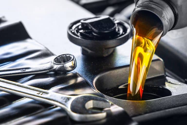 Pouring motor oil for vehicles from a gray bottle into the engine, What Is The Best Oil For 7.3 IDI?