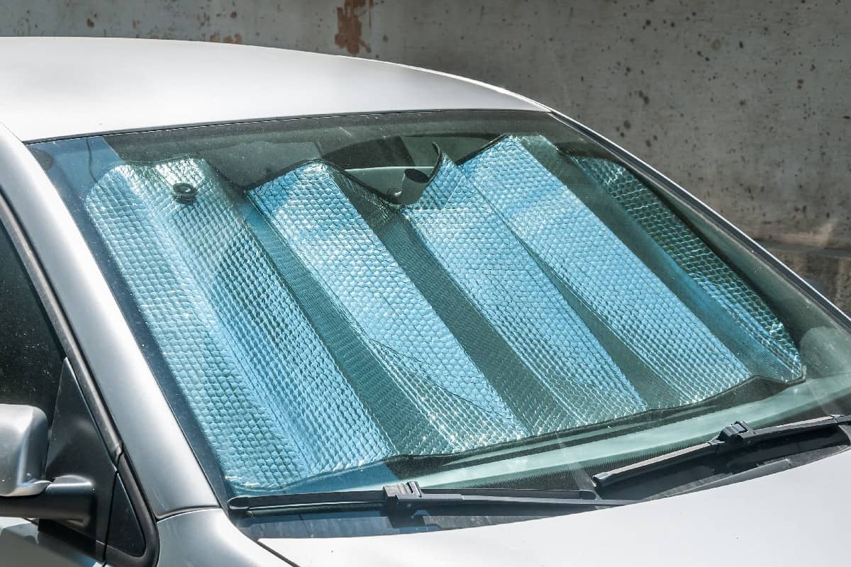 Sun reflector on the windscreen or windshield as protection of the car