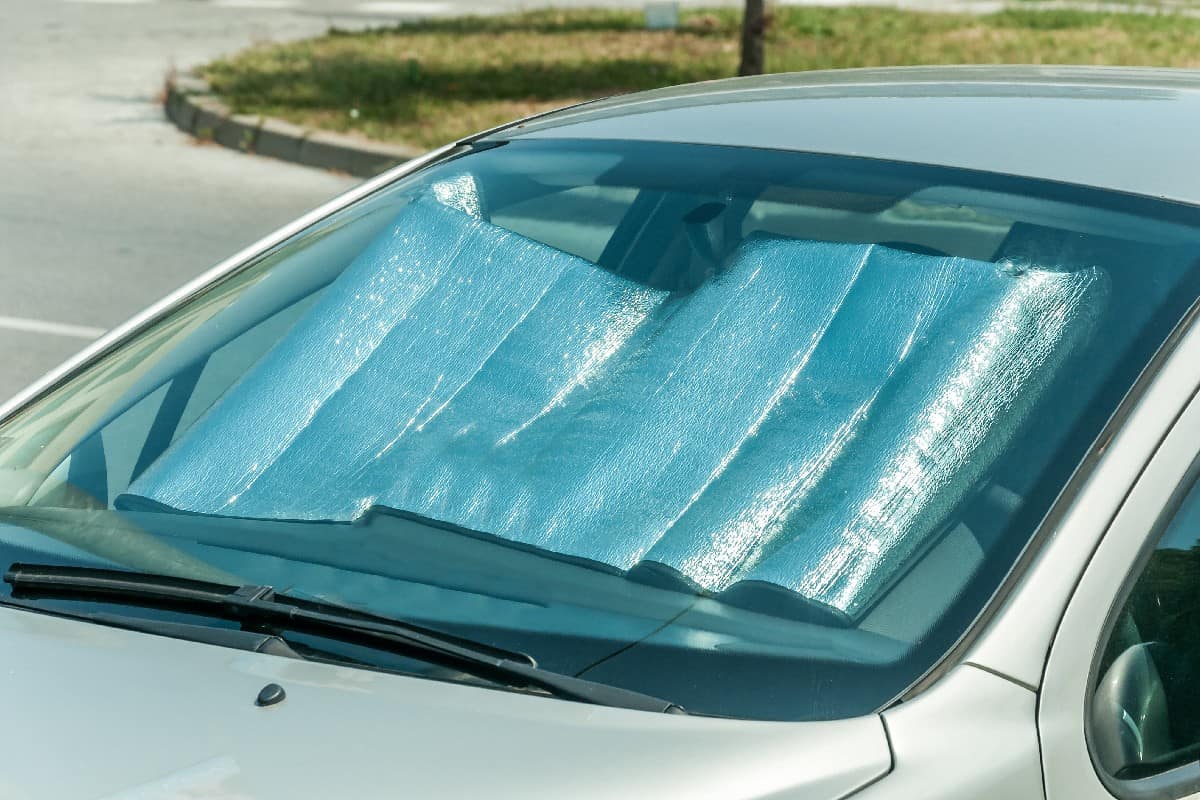 Sun reflector on the windscreen
