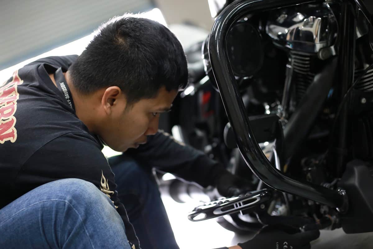 The technician repair and customize on the Harley-Davidson motorcycle.