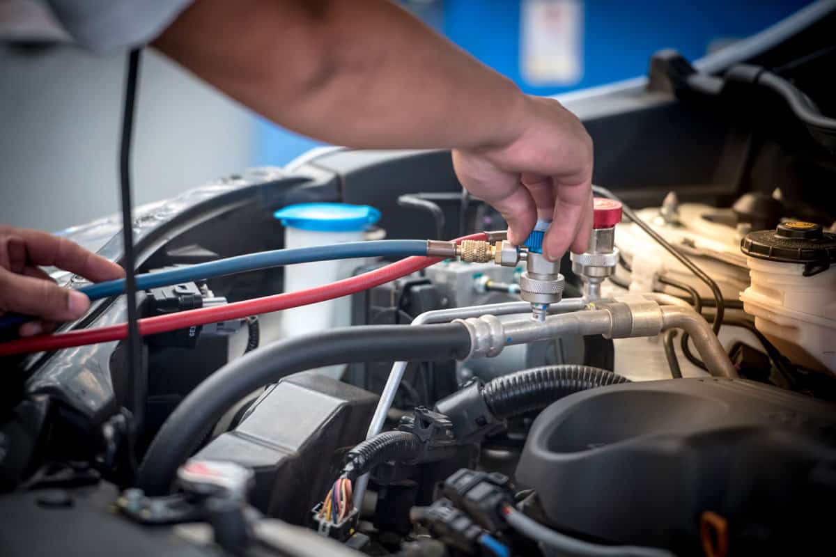 auto mechanic Check the pressure and leak
