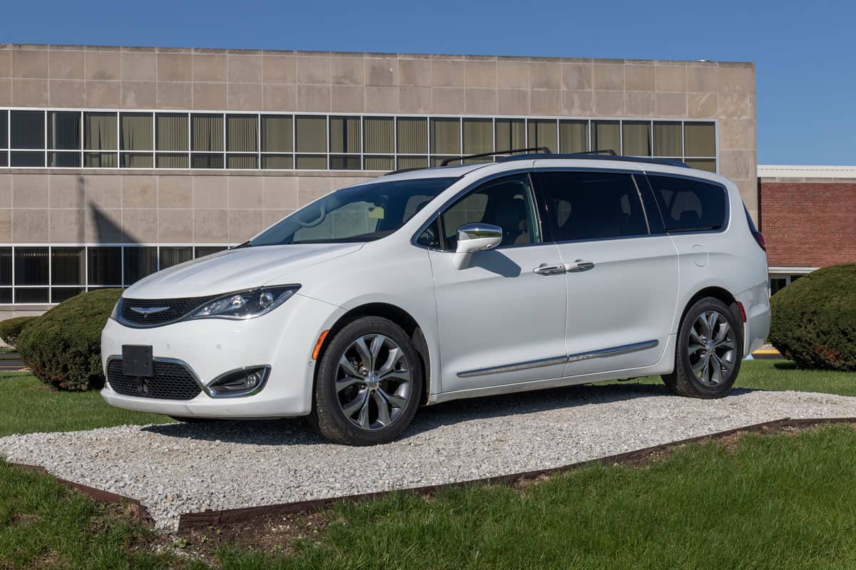 2021 chrysler pacifica glossy white metallic paint parked outside the airport