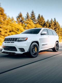 Jeep grand cherokee in a top speed running on a highway, What's The Best Oil For A Jeep Grand Cherokee?