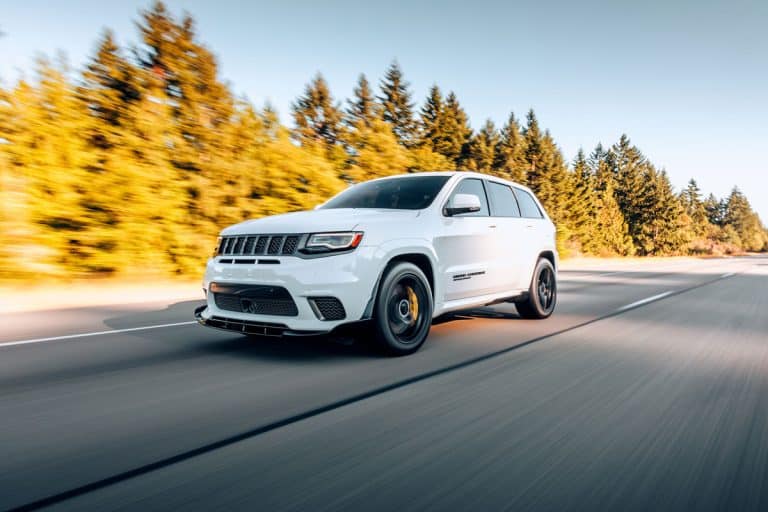 Jeep grand cherokee in a top speed running on a highway, What's The Best Oil For A Jeep Grand Cherokee?