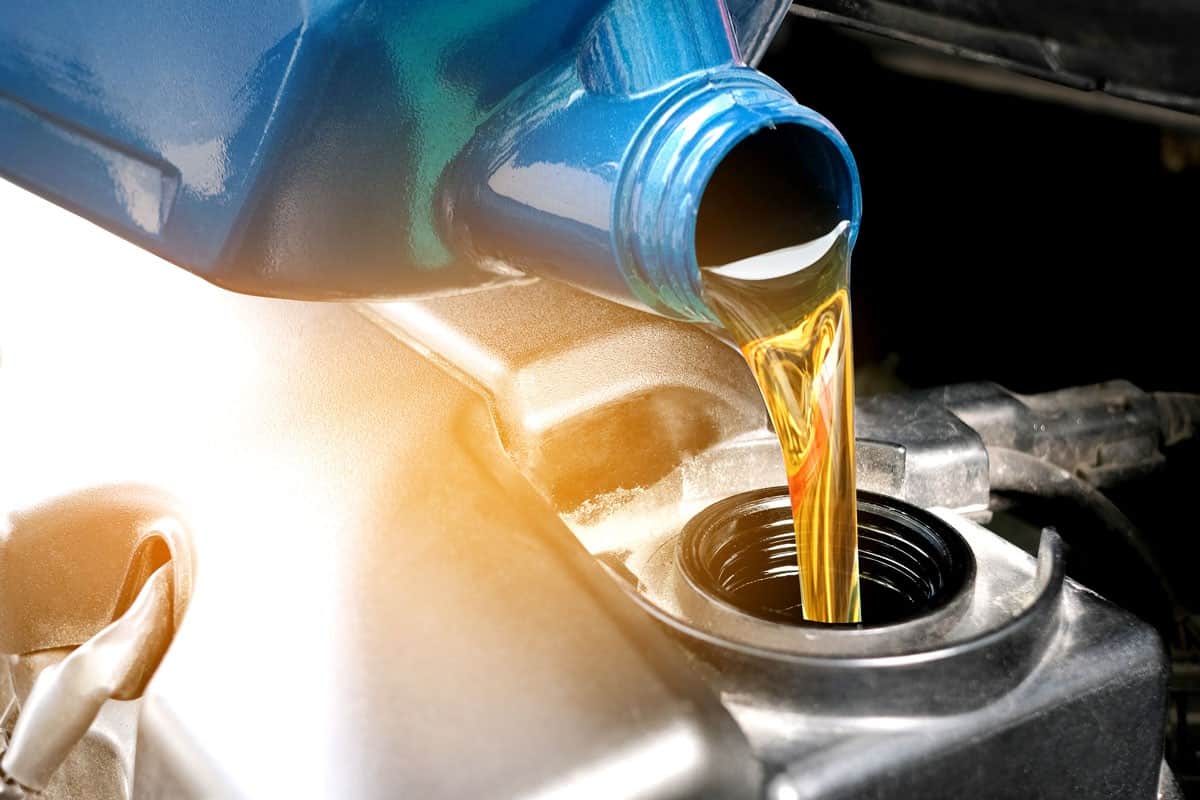 Refueling and pouring oil quality into the engine motor car Transmission and Maintenance Gear