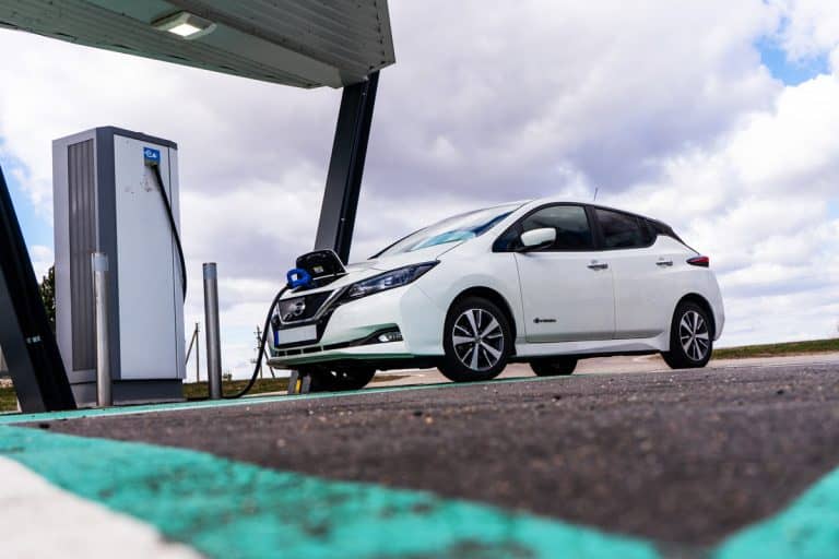 electric-car-charging-point-nissan-leaf-glossy white 2022 model, Can You Flat Tow A Nissan Leaf?