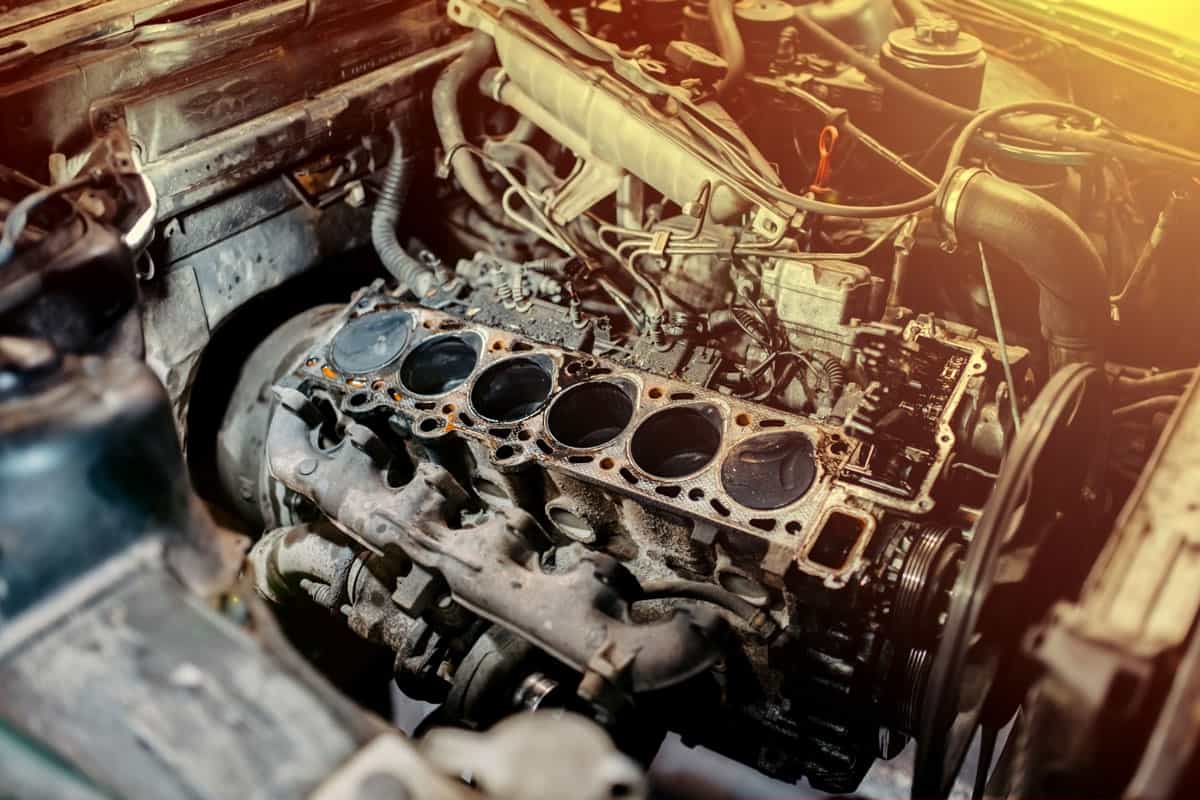 engine repair, cylinder head diagnostics, damaged cylinder block gasket