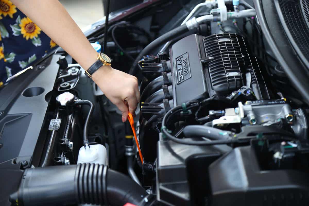 saleperson introducing how to take care of engine oil of Honda city for custmer at Honda service center