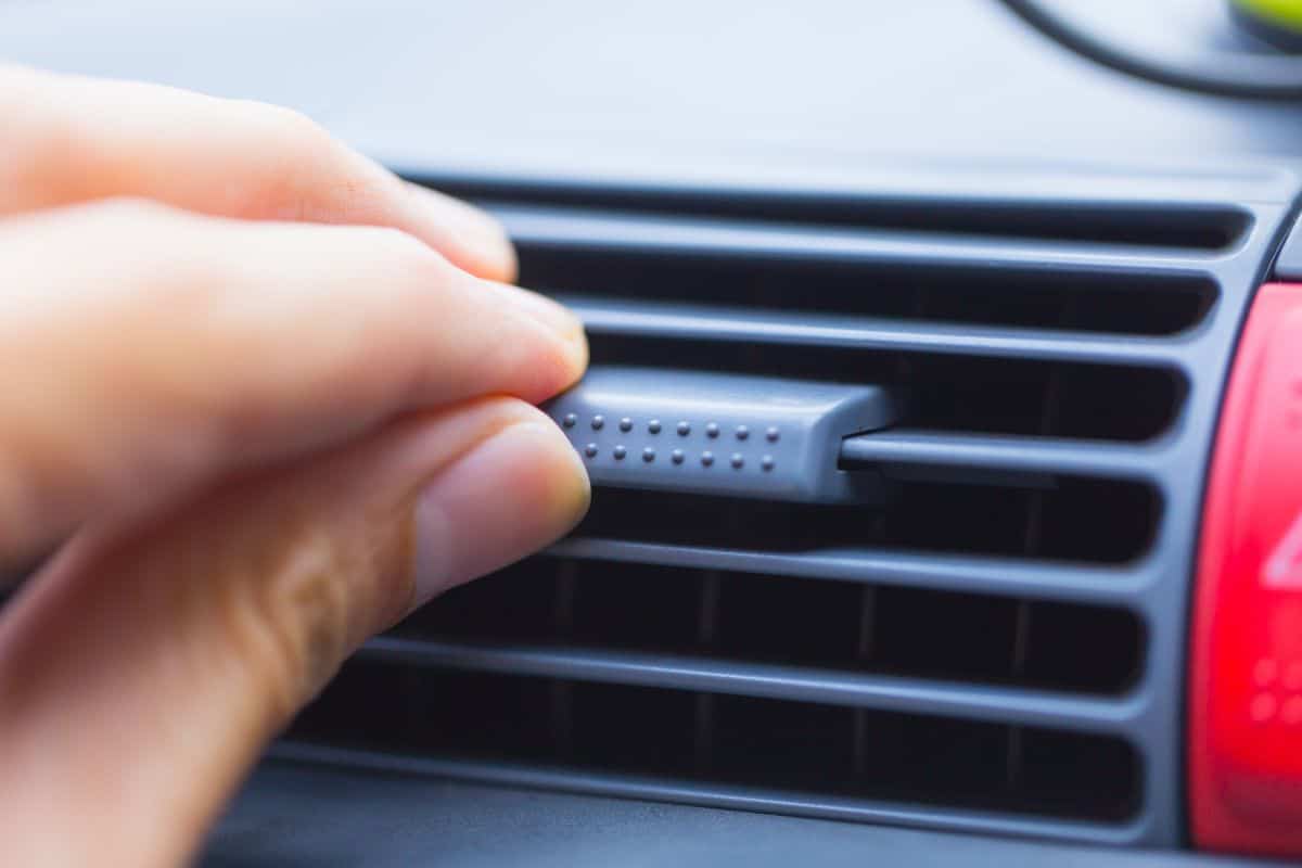 Hand adjust way of car air flow AC control hole at dashboard