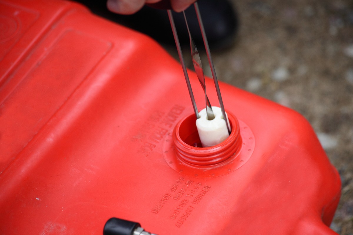 Portable gas tank fuel level meter in filing cap