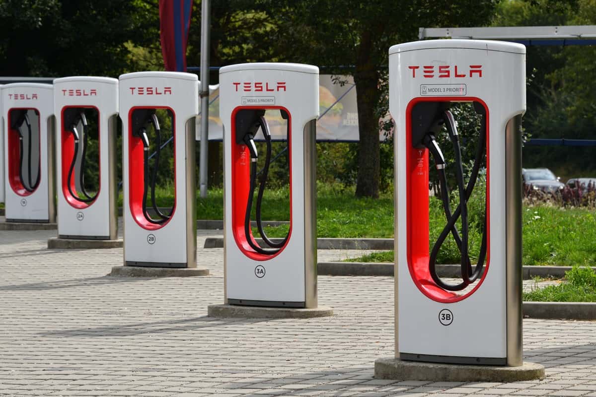  Tesla Supercharger station