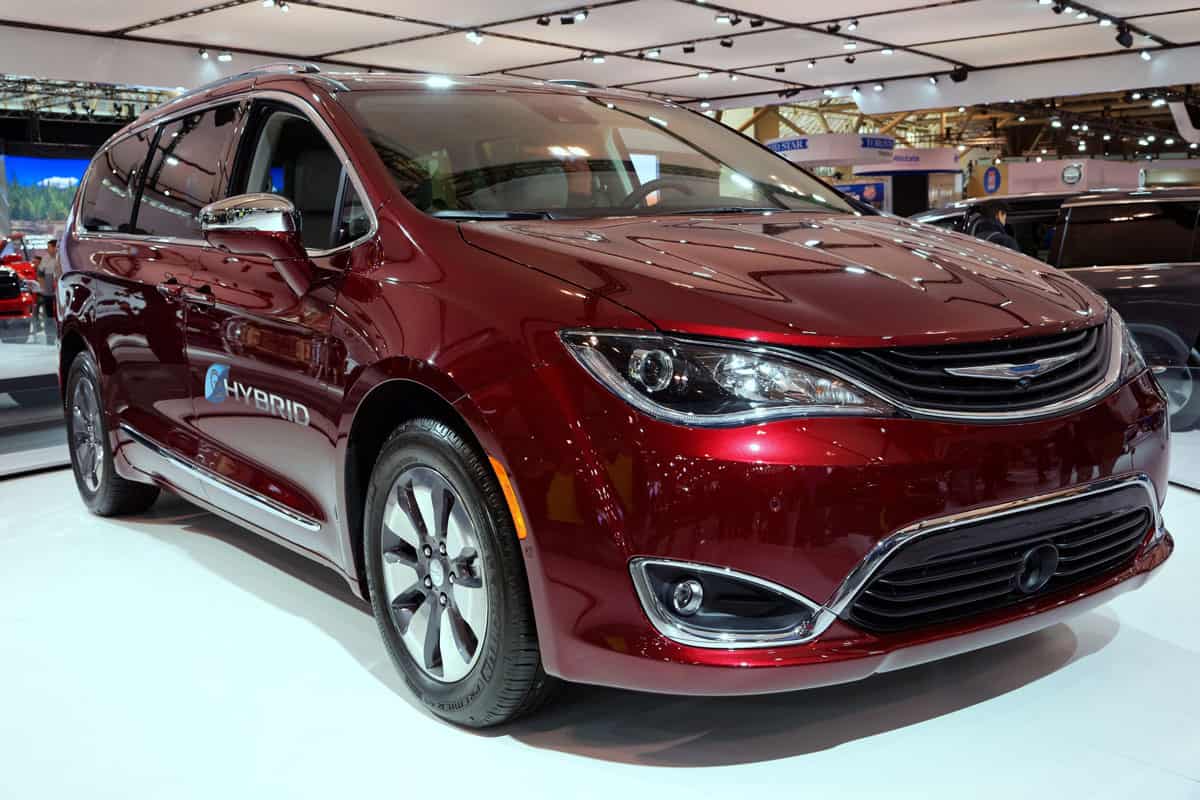 brand new model of chrysler pacifica glossy dark red color paint