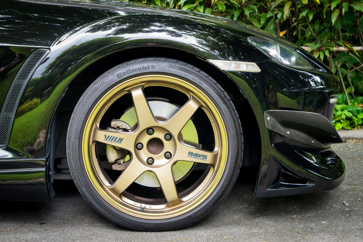 close up gold volks 18 inch mags of black car