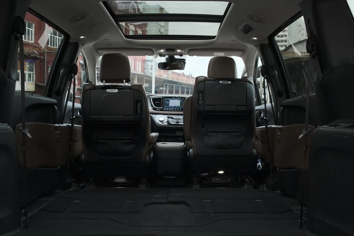 fully extended seats in minivan chrysler pacifica 2020 model