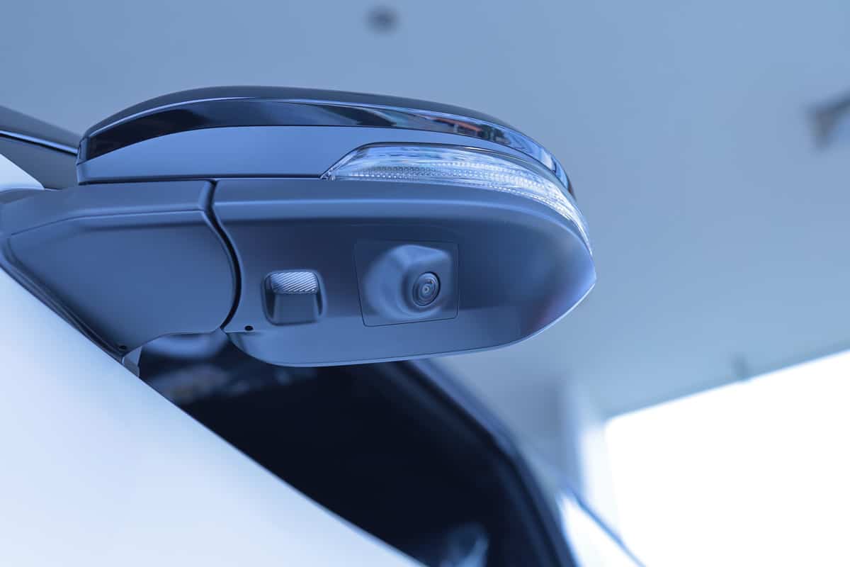 A camera system in the top view mirror helps drivers see the vehicle's blind spots to reduce road accidents.