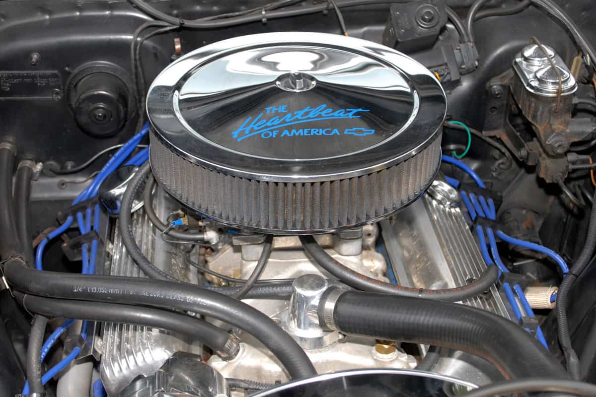 Chevy 350 Engine chrome air filter cover