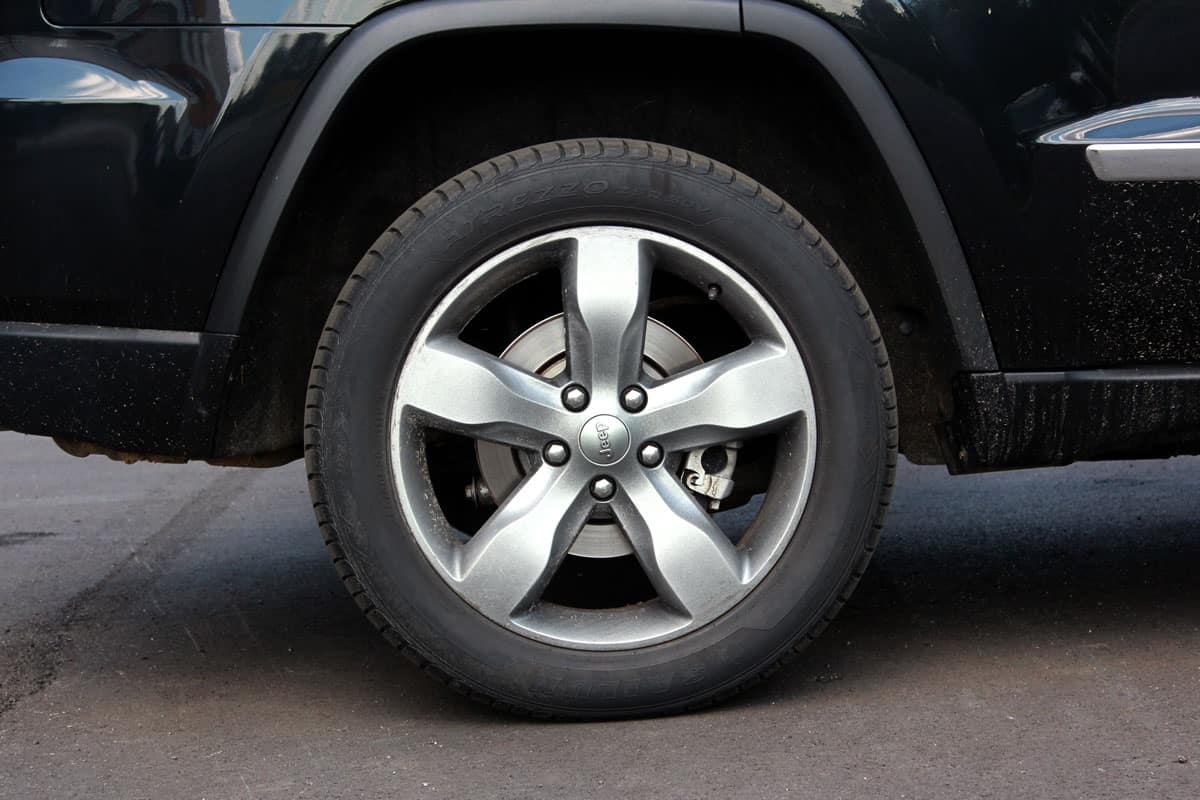 Jeep Cherokee close up wheels rim tires black paint car vehicle suv
