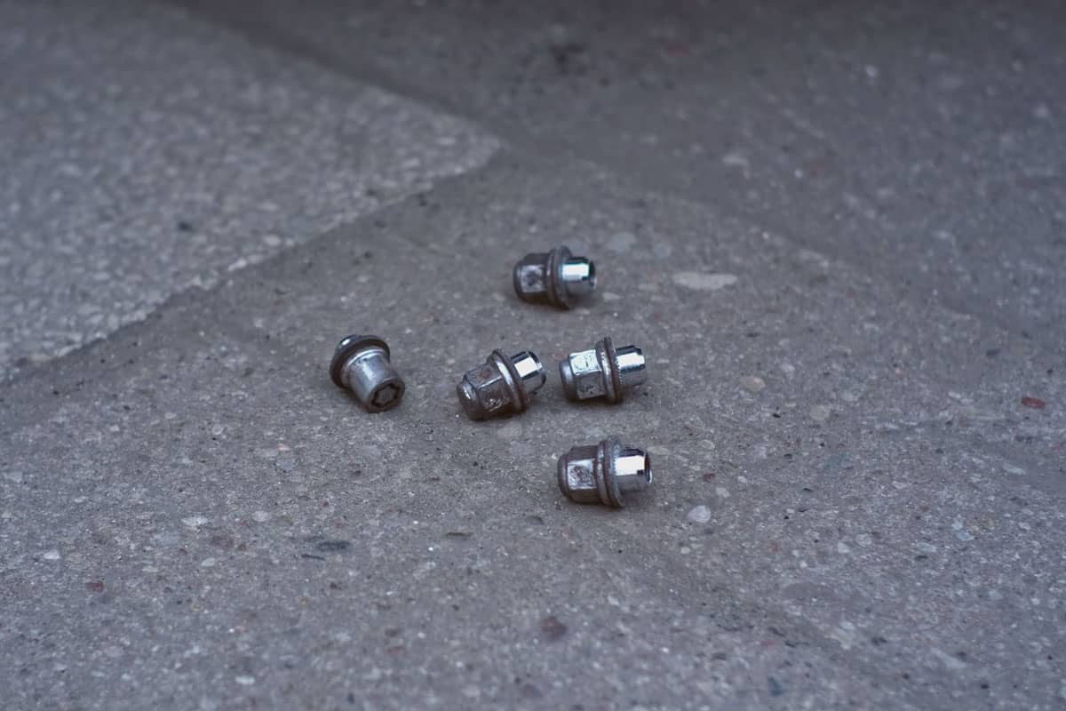 Shiny Metal Security Lug Nuts for Car Wheel Hub Mounting Screws