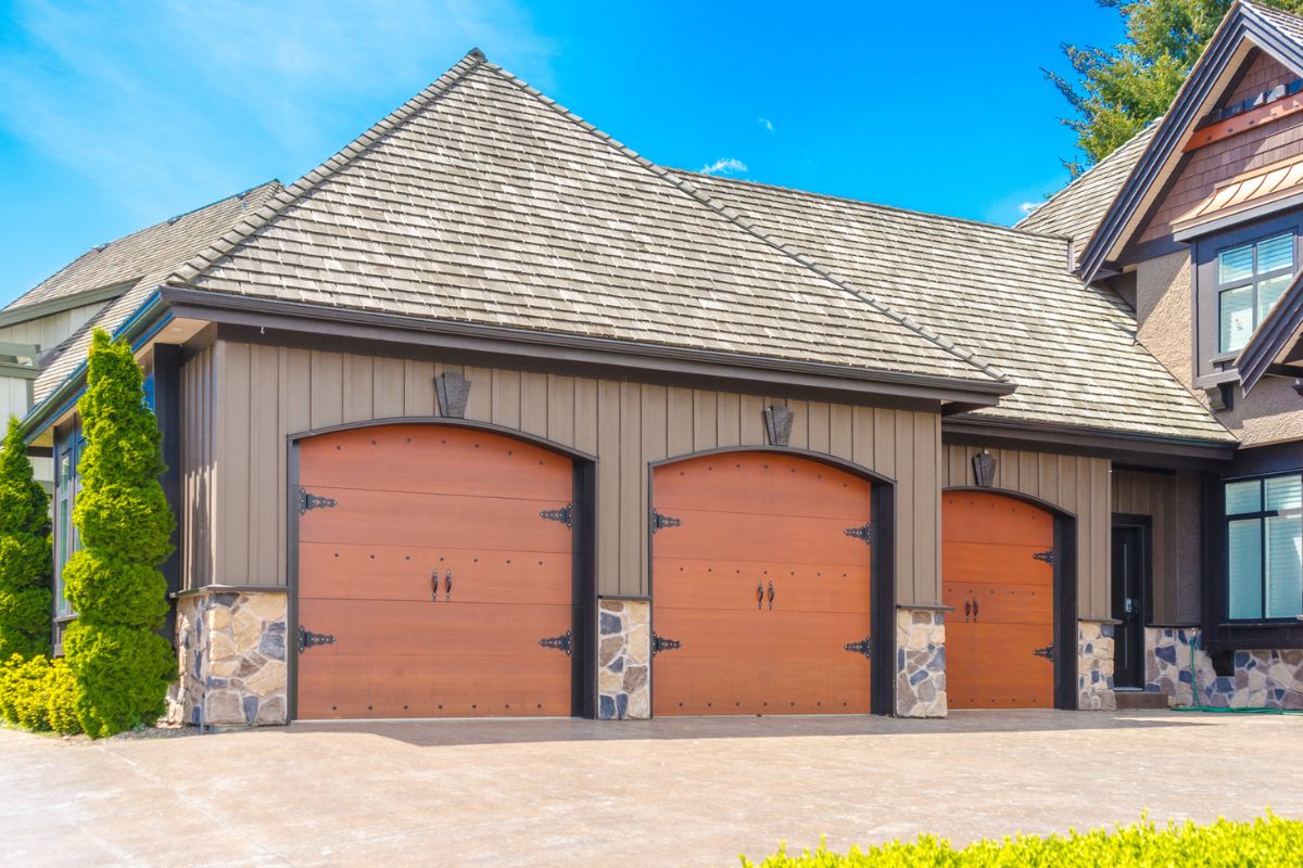 Triple doors garage with wide long driveway.