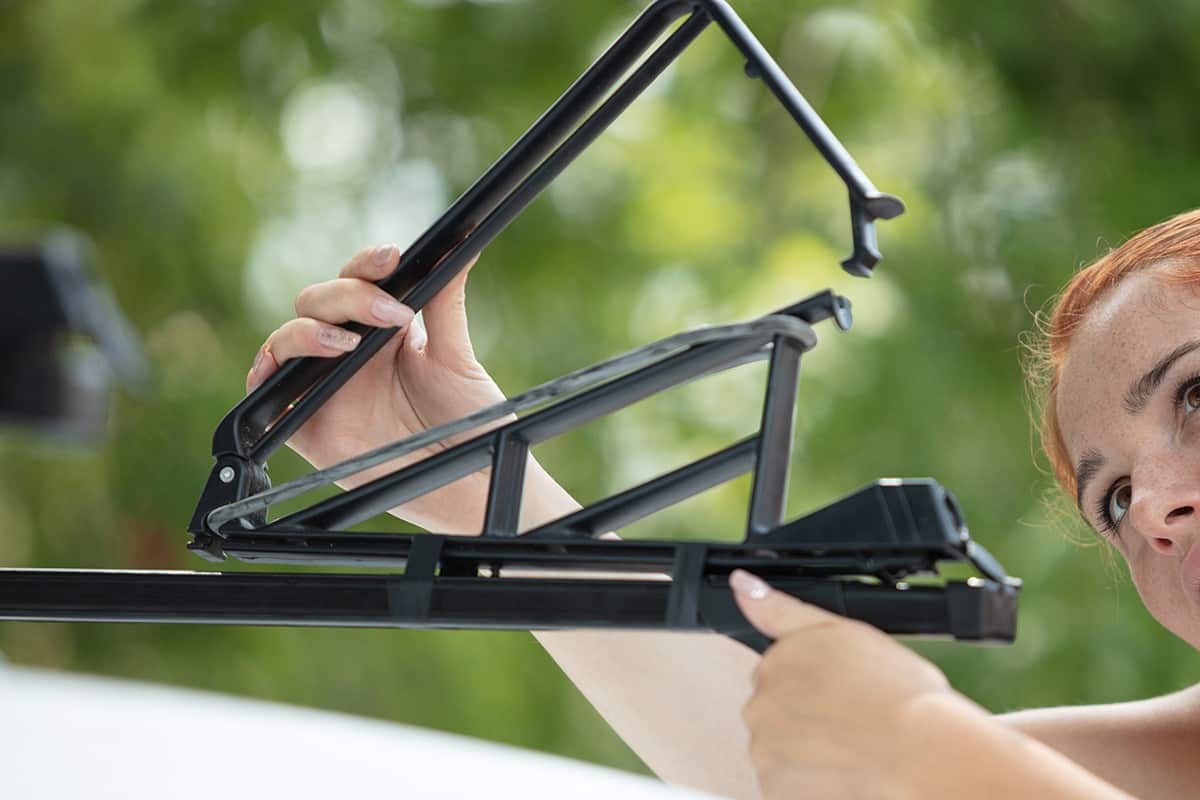 Woman remove a roof rack
