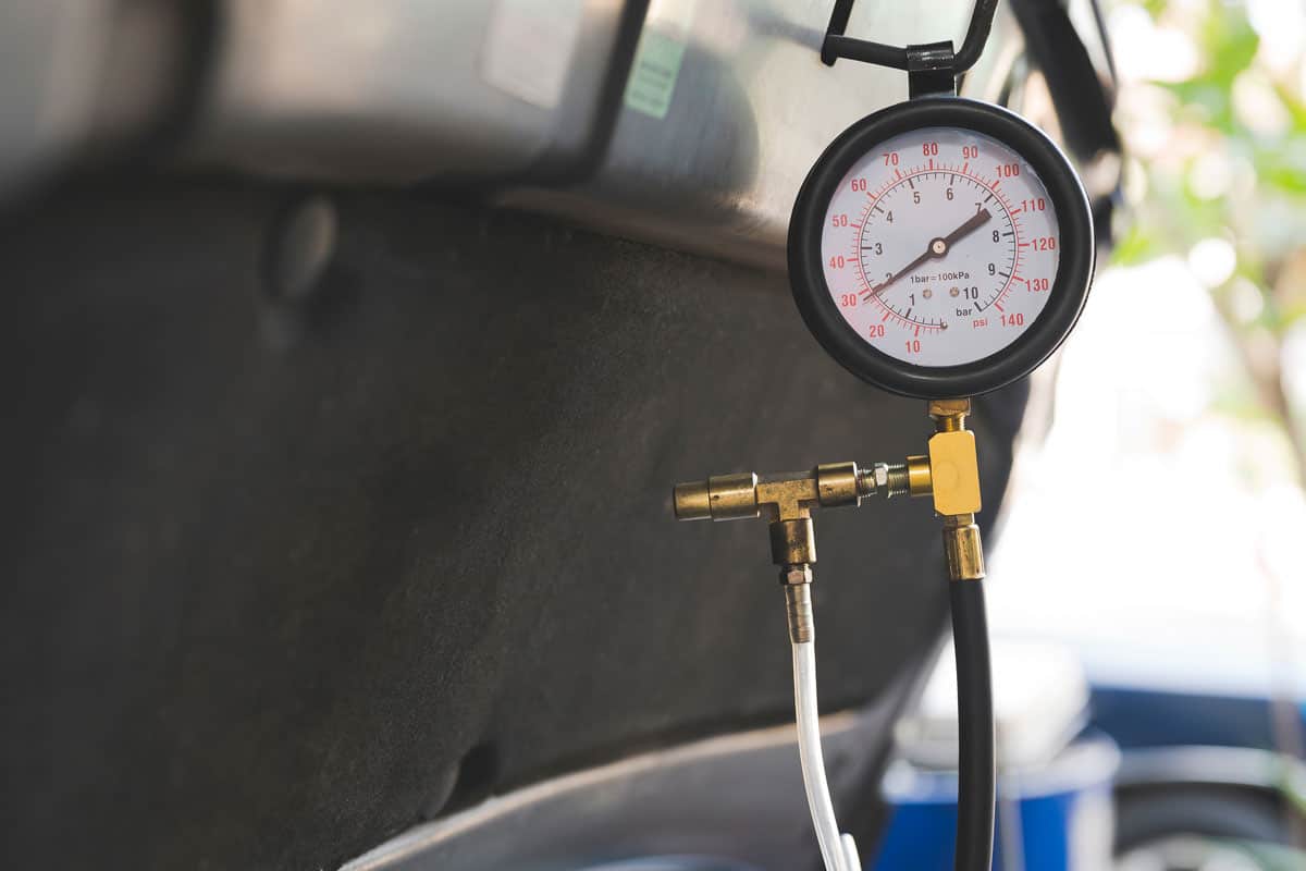 Car fuel pressure test by using a fuel pressure gauge tester