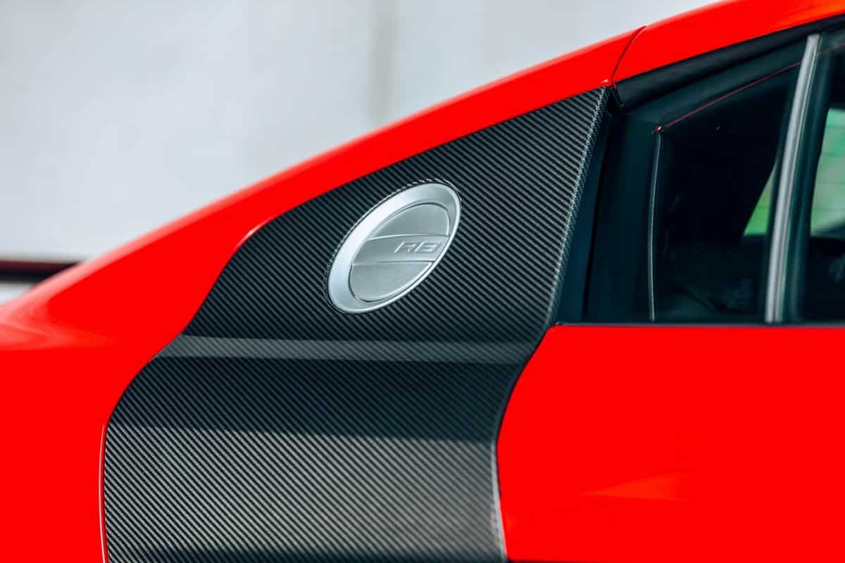  Side view of a Audi R8 gas cap with carbon side feature