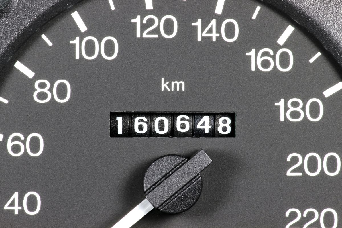 Odometer of used car showing mileage of 160648 km