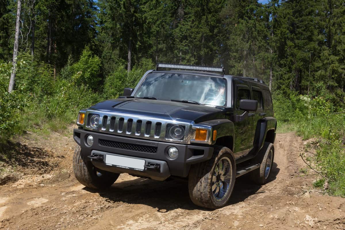 the Hummer H3 is a compact four wheel drive off road and sport utility vehicle