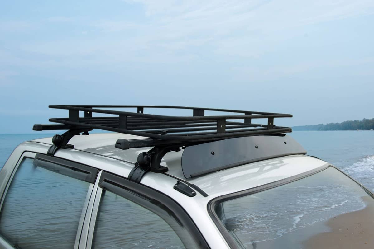 Car roof rack Traveling to the sea to rub the sea And nature