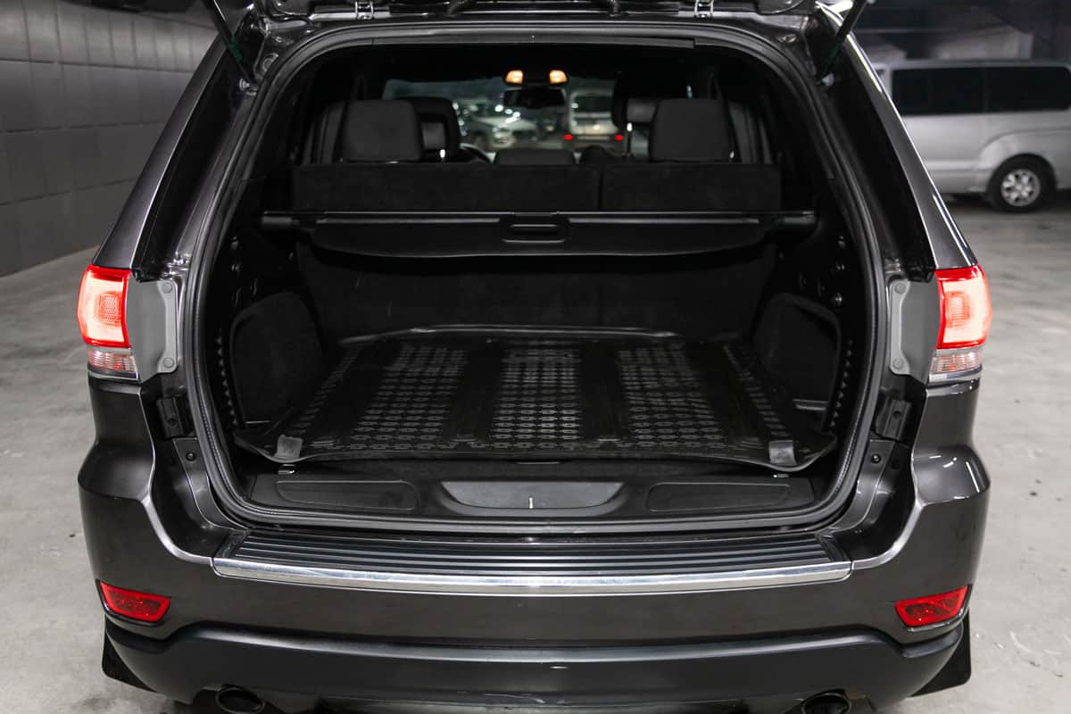 Jeep Grand Cherokee, Rear view of a car with an open trunk. Exterior of a modern car