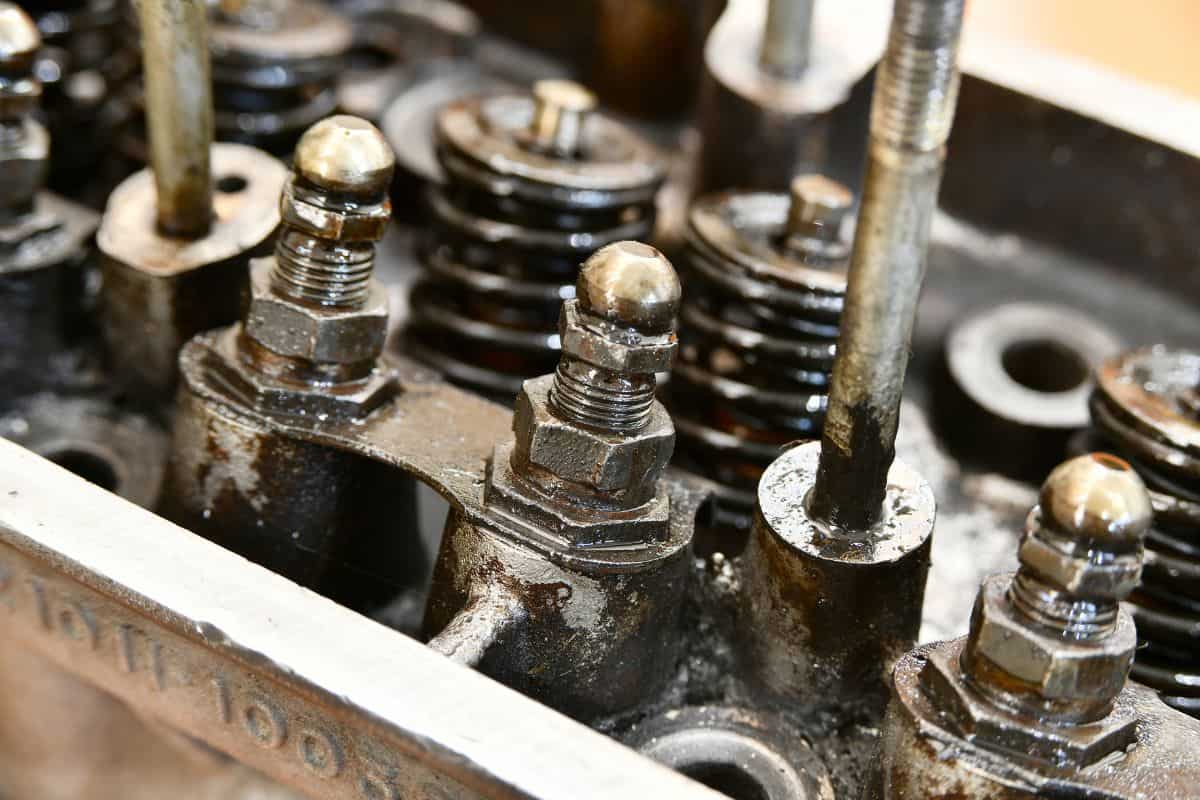 Valves, valve springs, cylinder head rocker arms, valve lifters. Repair of an internal combustion engine.