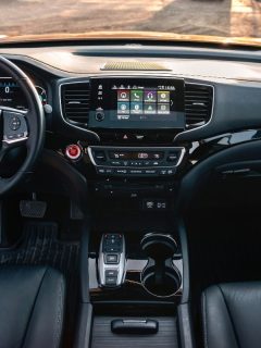 Honda Pilot steering wheel and dashboard. Photoshoot. - Why Does My HondaLink Keep Restarting?