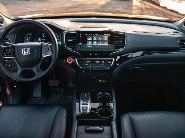 Honda Pilot steering wheel and dashboard. Photoshoot. - Why Does My HondaLink Keep Restarting?