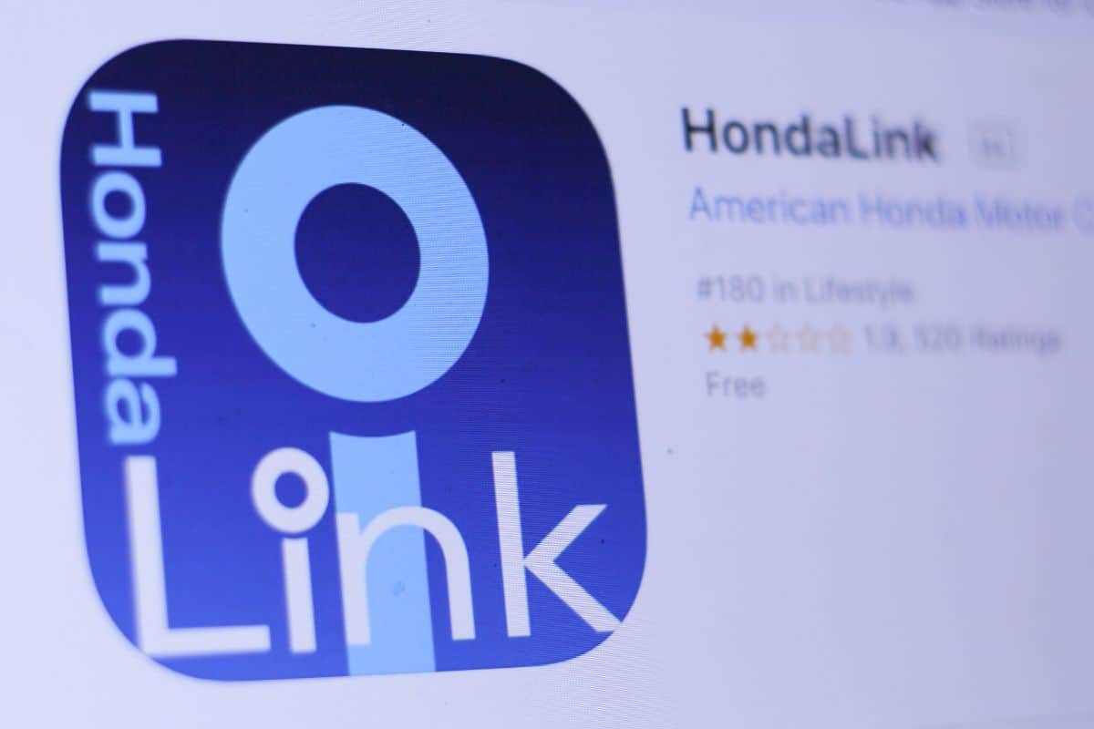  HondaLink app in play store. close-up on the laptop screen.