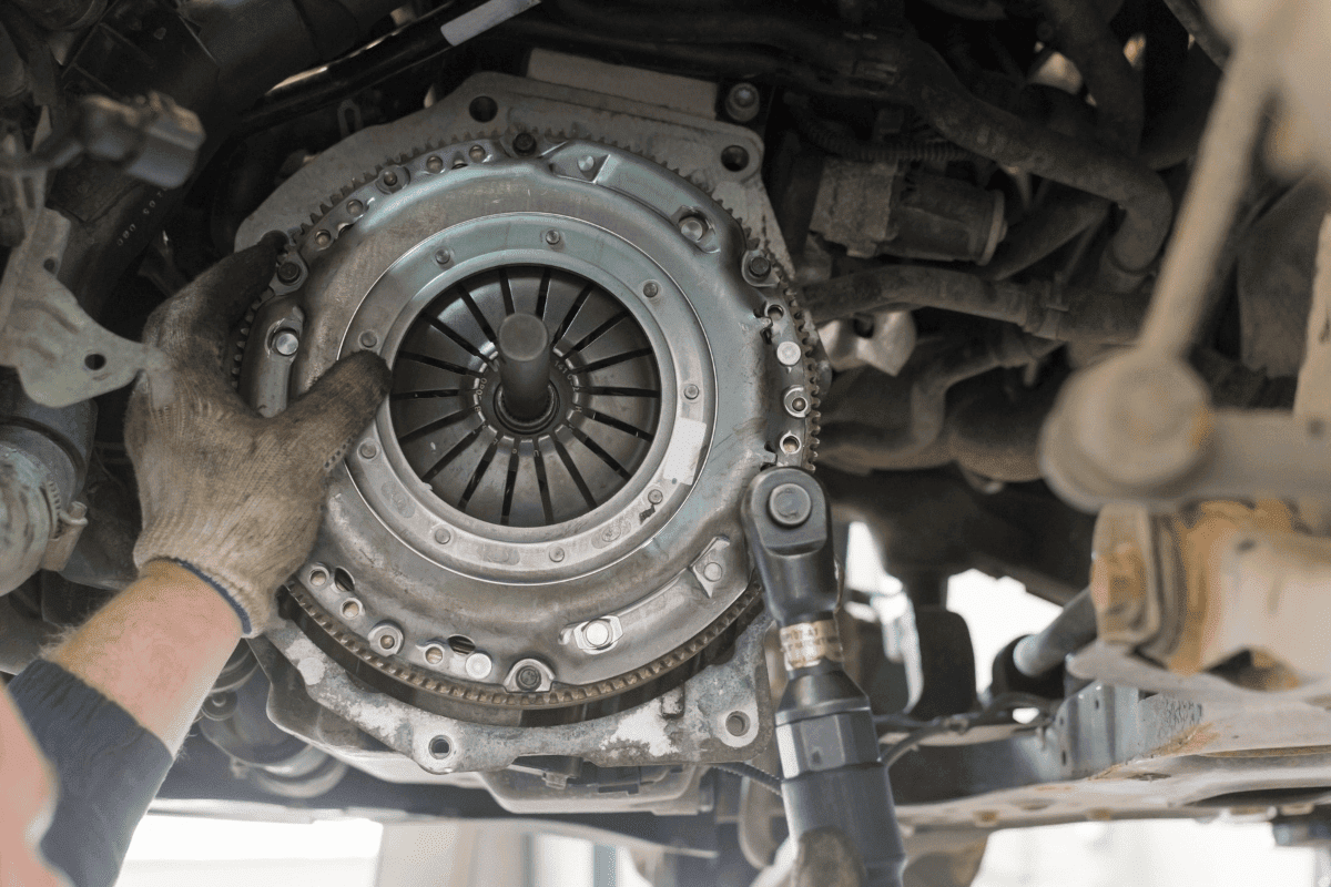 Replacing the clutch disc of a gearbox on a car at a service station