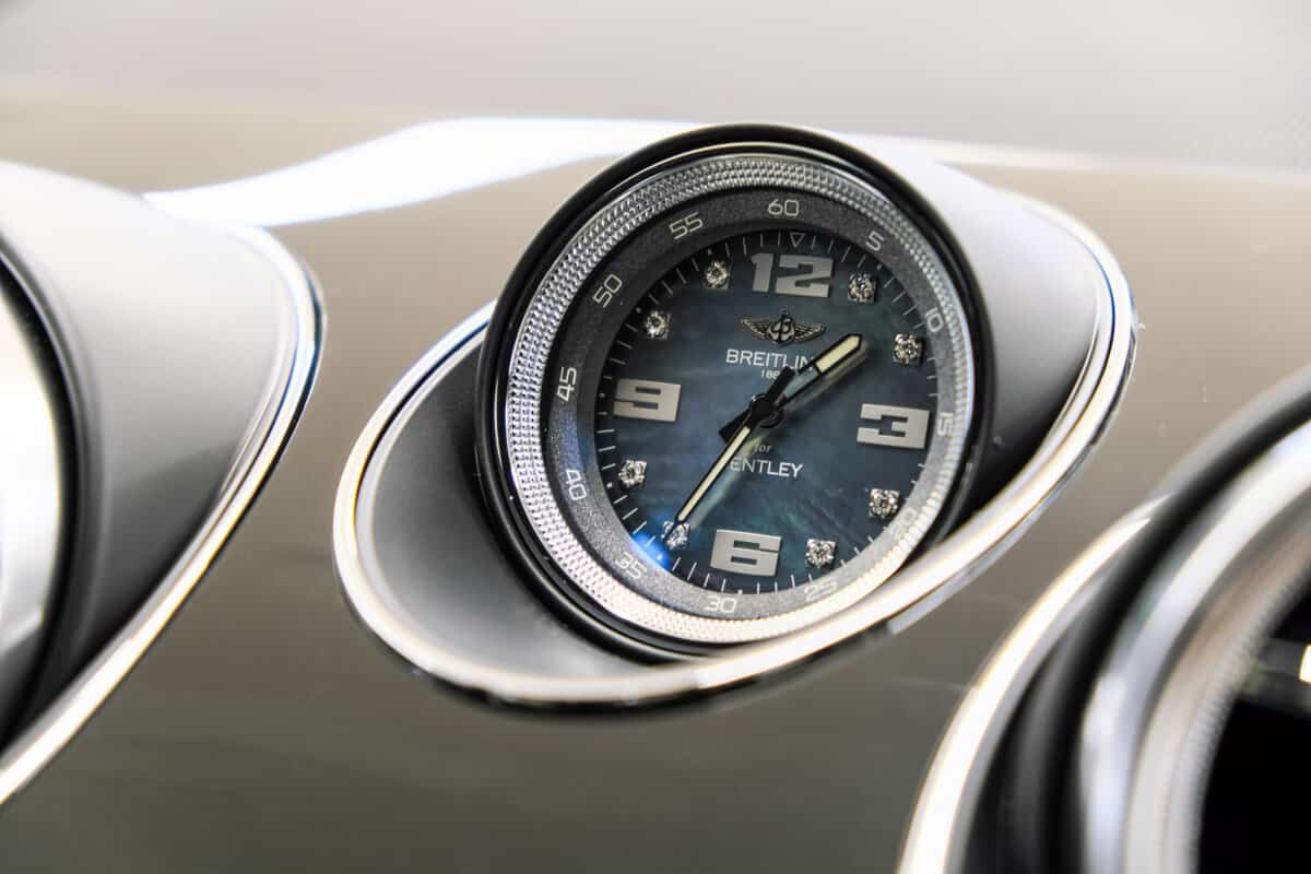 Car clock in Bentley Bentayga, breitling clock