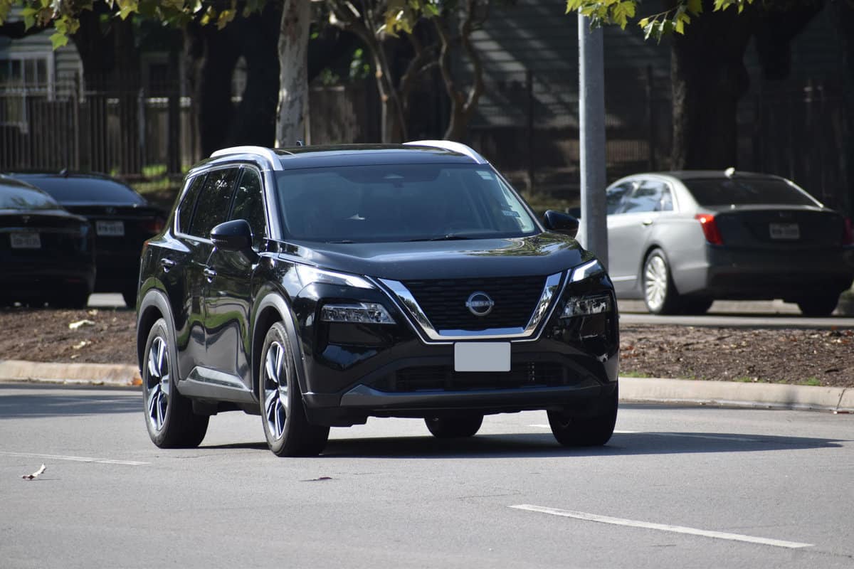 Nissan Murano moving down the road
